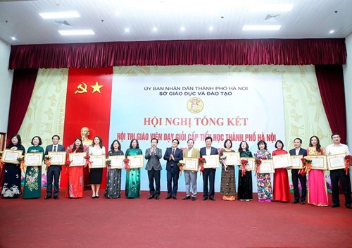 Với 4 giải Nhất, 1 giải Nhì  - Phòng Giáo dục và Đào tạo quận Thanh Xuân được khen thưởng thành tích Xuất sắc trong công tác chỉ đạo Hội thi Giáo viên dạy giỏi Thành phố cấp Tiểu học năm học 2022-2023
