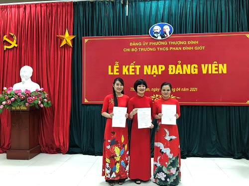 Lễ kết nạp Đảng viên mới, công nhận Đảng viên chính thức và trao thẻ Đảng của Chi bộ trường THCS Phan Đình Giót