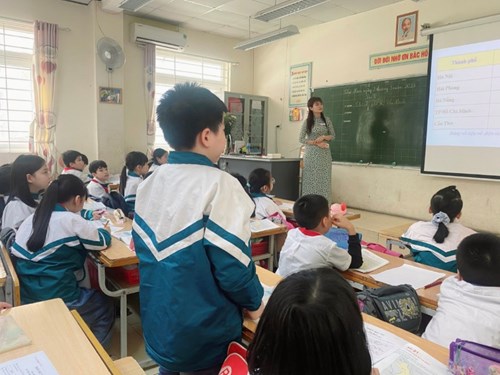 Cô giáo Dương Quỳnh Hoa hoàn thành tiết học dự thi “Giáo viên dạy giỏi cấp Quận năm học 2022 – 2023”
