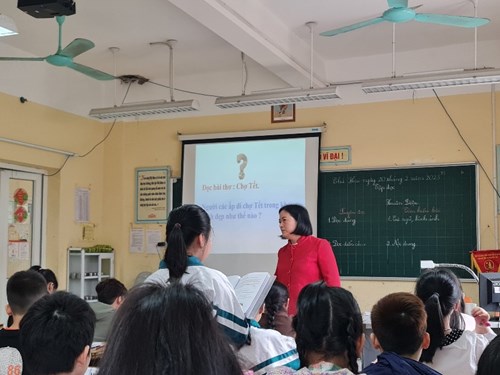 Cô giáo Đặng Thị Bích Hoa hoàn thành tiết dạy hội giảng cấp trường môn Tập đọc