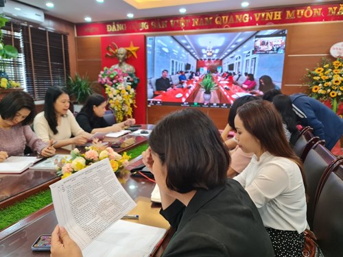 Ban giám hiệu, giáo viên khối 4 trường TH Nguyễn Trãi tham dự Hội nghị trực tuyến giới thiệu SGK lớp 4 CT GDPT 2018