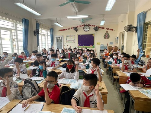 Niềm vui, phấn khởi của thầy - trò trường Tiểu học Nguyễn Trãi trong ngày đầu tiên trở lại học tập trực tiếp tại trường!