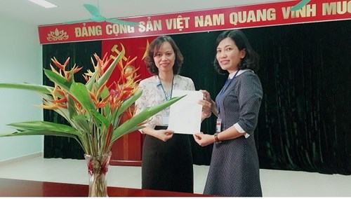    Trao Quyết định công nhận Đảng viên chính thức tại Chi bộ Trường TH Thanh Xuân Bắc.